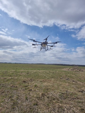 Новые технологии – на развитии АПК: для обработки полей в Ярославской области используют мультикоптеры