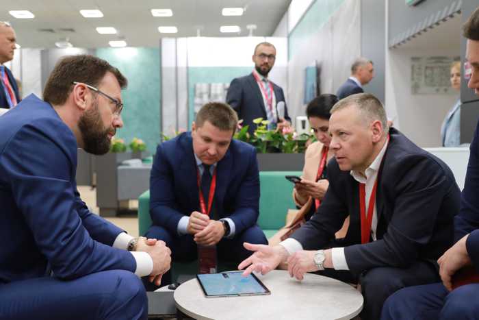 Губернатор Михаил Евраев провел переговоры с руководством двух крупных агрохолдингов России